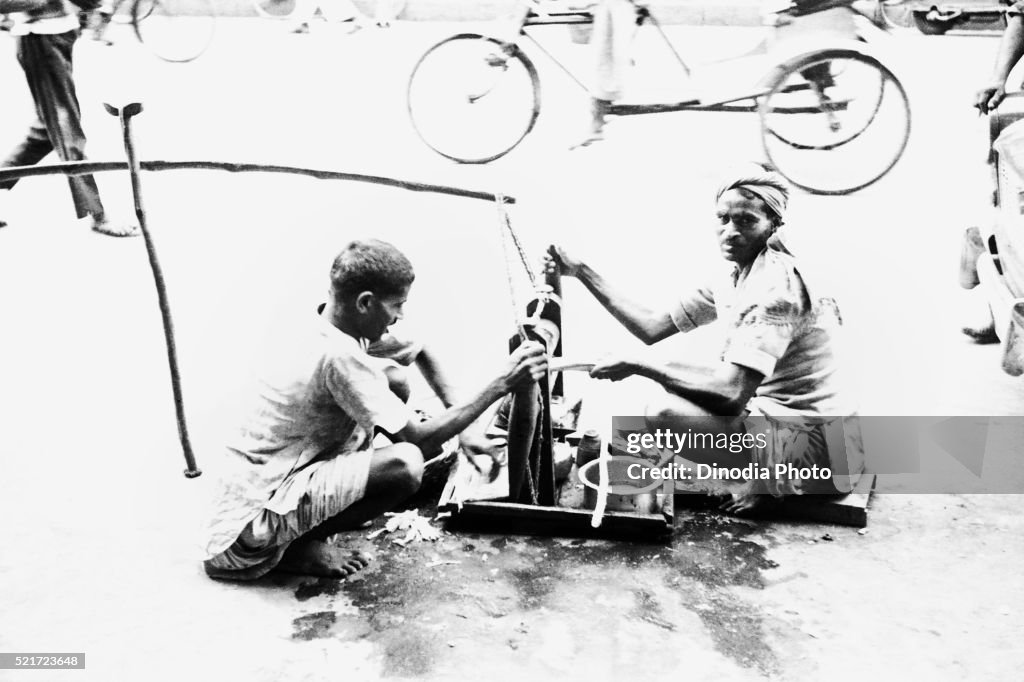 Sugarcane juice vendor, Lucknow, Uttar Pradesh, India, Asia, 1968
