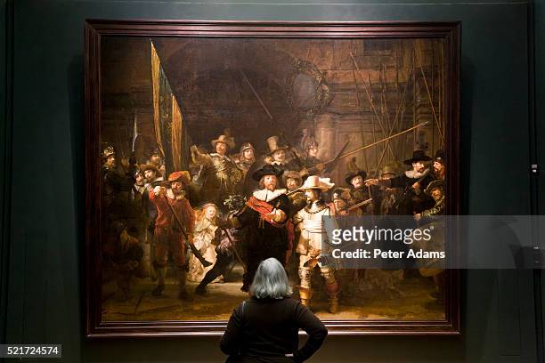 museum visitor looking at rembrandt painting in rijksmuseum - rijksmuseum 個照片及圖片檔