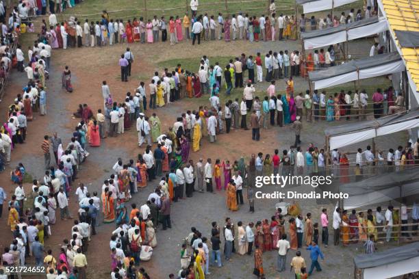 voters in queue polling station, mumbai, maharashtra, india, asia - politica e governo foto e immagini stock