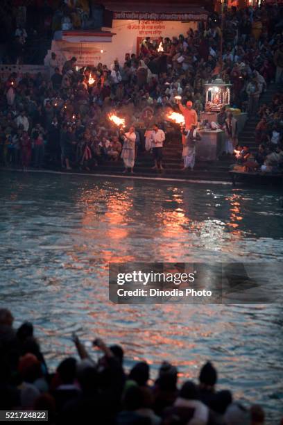 devotees performed pooja of ganga river, haridwar, uttarakhand, india, asia - haridwar 個照片及圖片檔