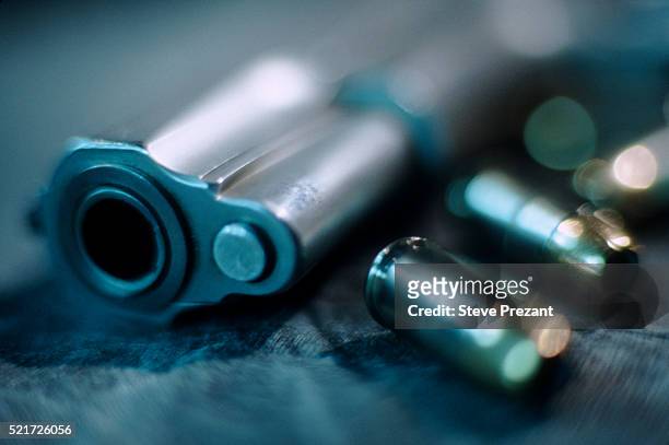 gun and bullets - armi foto e immagini stock