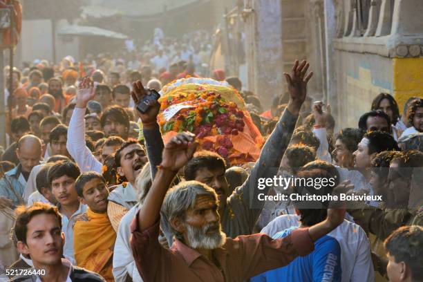 india, uttar pradesh, varanasi, funeral of guru satuwa baba - hindu funeral stock pictures, royalty-free photos & images
