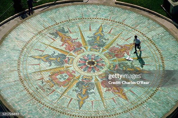 tilework compass rose in lisbon - rosa dei venti foto e immagini stock