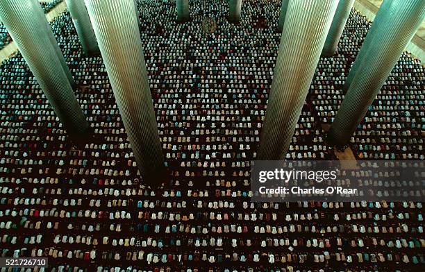 praying in istiqlal mosque - istiqlal stock pictures, royalty-free photos & images