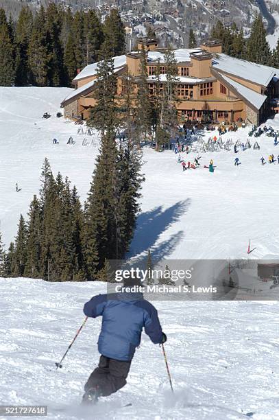 skier above beaver creek lodge - beaver creek colorado stockfoto's en -beelden