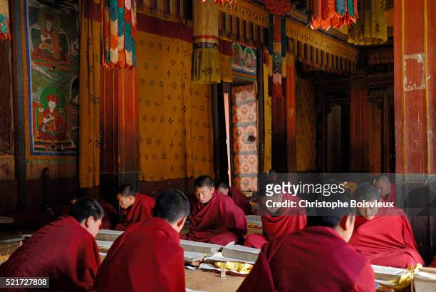 monks chanting sutras in trongsa dzong - trongsa district fotografías e imágenes de stock