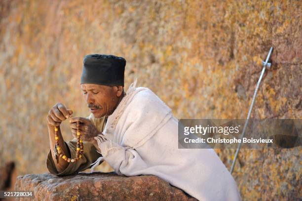 ethiopian orthodox priest at church of bieta maryam in lalibela - lalibela foto e immagini stock