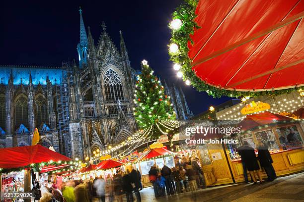 christmas market at cologne cathedral - christkindlmarkt stock-fotos und bilder