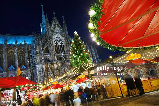 christmas market at cologne cathedral - julmarknad bildbanksfoton och bilder