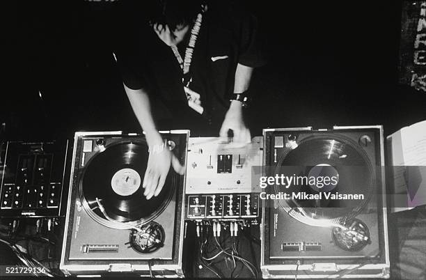 disc jockey at turntables - hiphop stockfoto's en -beelden