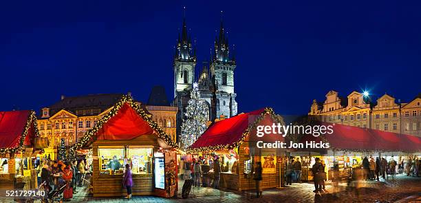 christmas market and tyn church in old town square - kerstmarkt stockfoto's en -beelden