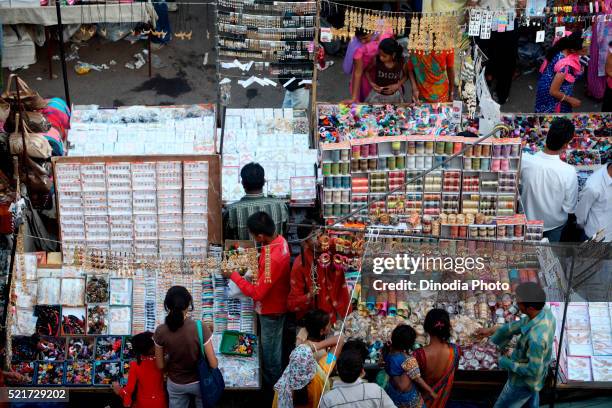 girls and women shopping in ladies market in ahmedabad, gujarat, india - fake of indian girls 個照片及圖片檔