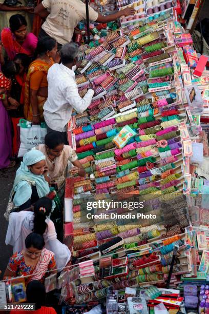 girls and women shopping in ladies market in ahmedabad, gujarat, india - fake of indian girls 個照片及圖片檔