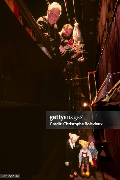 spejbl and hurvinek marionette theater - puppeteer photos et images de collection