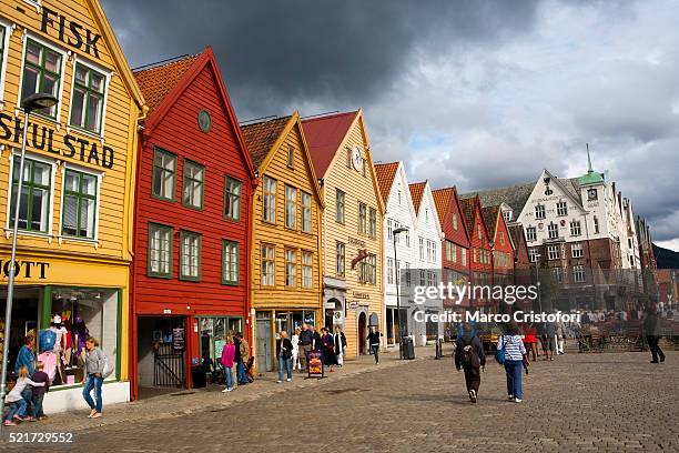 bryggen in bergen - noruega fotografías e imágenes de stock