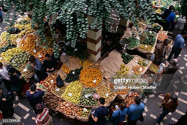 fruit stall in market in funchal - puesto de mercado agrícola fotografías e imágenes de stock