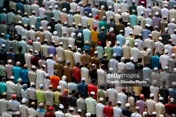 muslims offering namaaz at bawla masjid at n m joshi road in lower parel in bombay now mumbai, maharashtra, india - islamic stock-fotos und bilder
