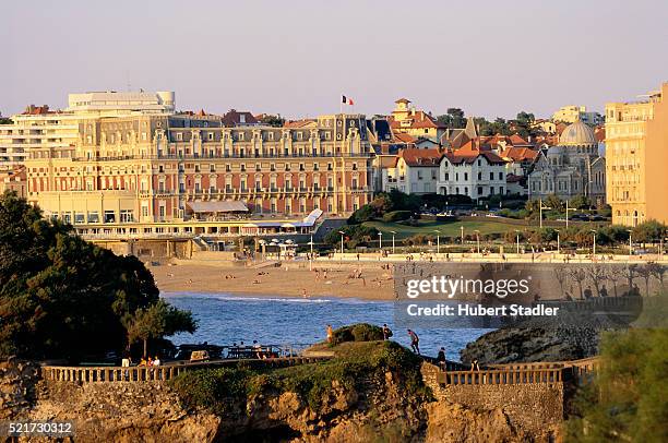 beach and hotels in biarritz - biarritz fotografías e imágenes de stock