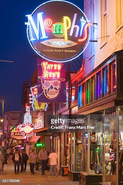 bars and shops on beale street in memphis - memphis tennessee stock-fotos und bilder