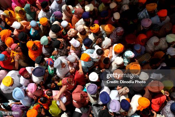 crowds of devotees in queues during festival of hola mohalla at anandpur sahib gurudwara in rupnagar district, punjab, india - sijismo fotografías e imágenes de stock