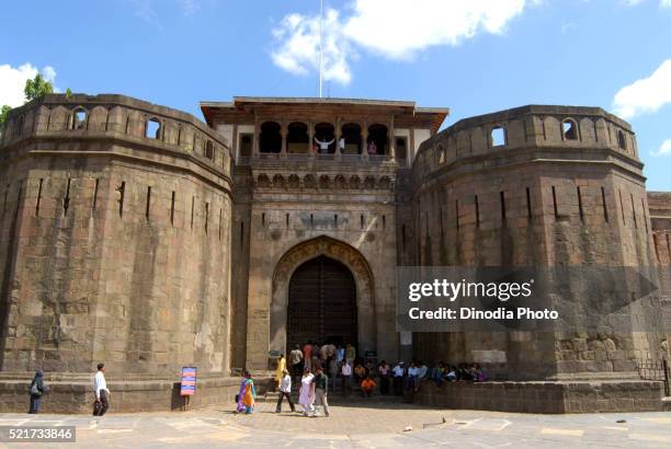 delhi darwaja with massive bastion at shanwarwada shaniwarwada, pune, maharashtra, india - pune stock-fotos und bilder