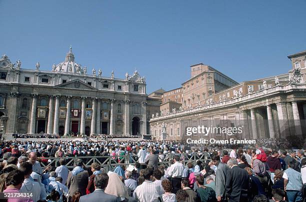 worshippers gathered for sunday mass in vatican square - catolicismo fotografías e imágenes de stock