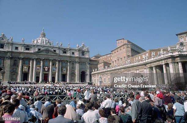 worshippers gathered for sunday mass in vatican square - vatican fotografías e imágenes de stock