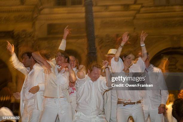 the white diner, 5000 people dressed in white, an annual secret dinner, this year in the courtyard o - flash mob stock pictures, royalty-free photos & images