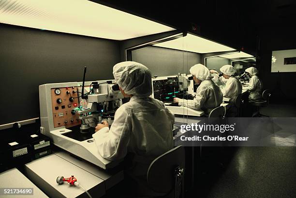 workers at integrated circuit plant - silicon valley stock-fotos und bilder