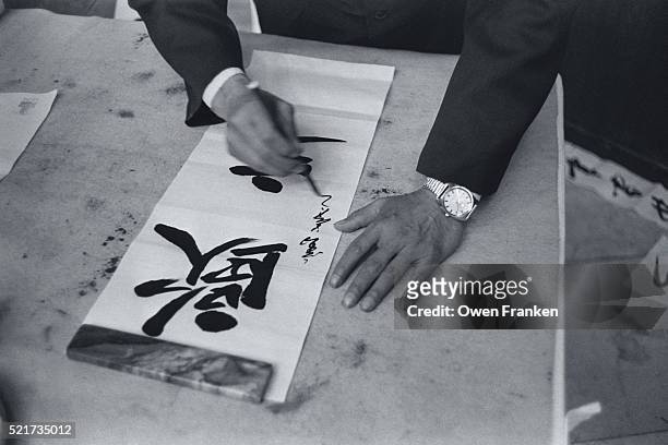 calligrapher writing on a scroll - écriture chinoise photos et images de collection