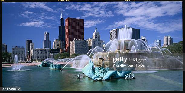 buckingham fountain and surrounding buildings - buckingham fountain chicago stock-fotos und bilder