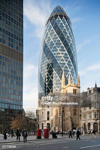 the swiss re building at 30 st mary axe, london, uk - norman foster gebouw stockfoto's en -beelden