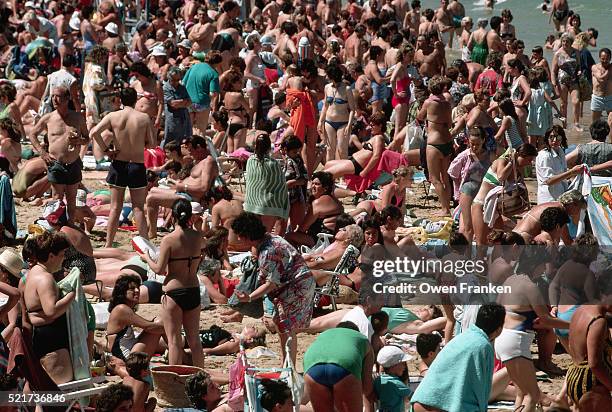 crowded spanish beach - beach sunbathing spain fotografías e imágenes de stock