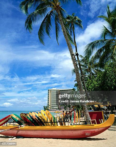 canoe and surf boards along waikiki beach - waikiki beach stock pictures, royalty-free photos & images