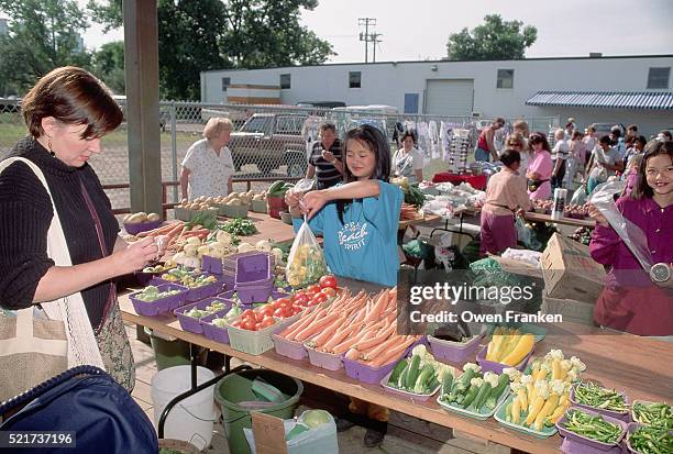 hmong farmers' market in minneapolis - minoría miao fotografías e imágenes de stock