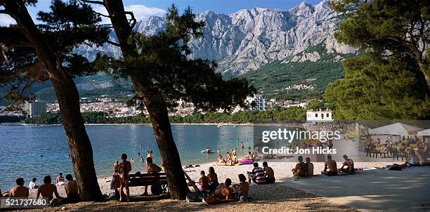 beachgoers in croatian town of makarska - マカルスカ ストックフォトと画像