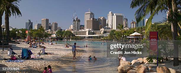 paul's breaker beach in brisbane - brisbane stock pictures, royalty-free photos & images