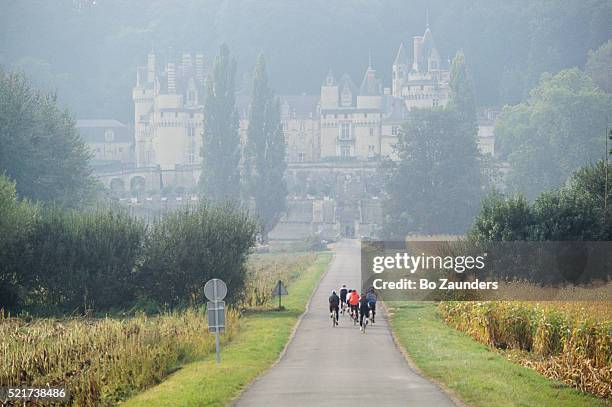 cyclists traveling towards chateau d'usse - indre et loire stock-fotos und bilder