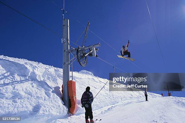 snowboarder jumping over poma lift - tellerlift stock-fotos und bilder