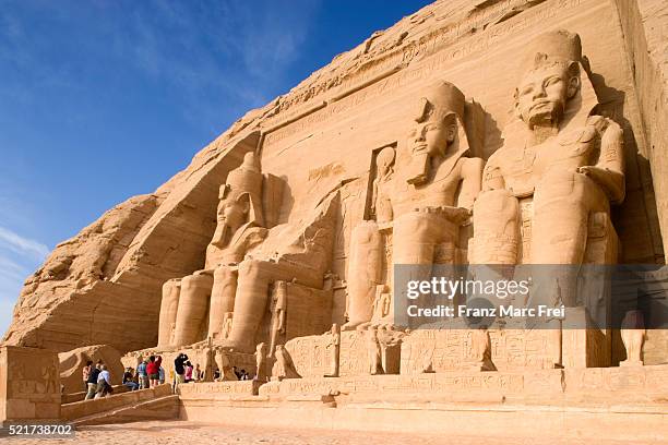 seated colossi of ramesses ii at abu simbel temple - statue von pharao ramses ii stock-fotos und bilder