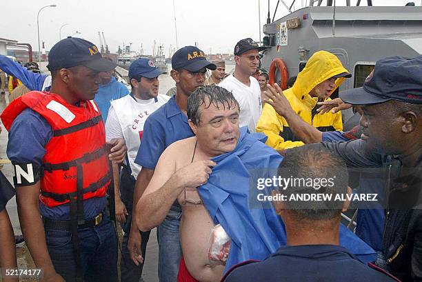 Un herido es evacuado junto a otros damnificados en un buque de la Fuerza Armada Venezolana, de playas que quedaron aisladas por las lluvias y el...