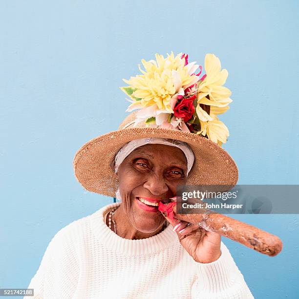 traditional woman smoking cigar, havana, cuba - smoking cigar fotografías e imágenes de stock