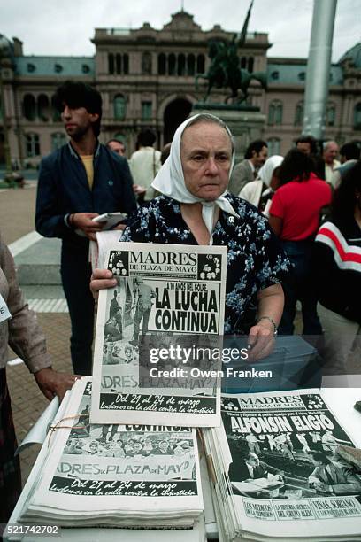 woman selling newspapers at a mothers of the "disappeared" rally - mothers of plaza de mayo stock pictures, royalty-free photos & images