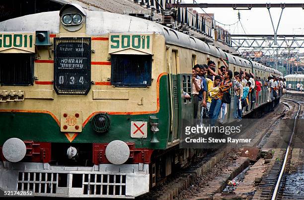 crowded train in calcutta - indian trains stock pictures, royalty-free photos & images