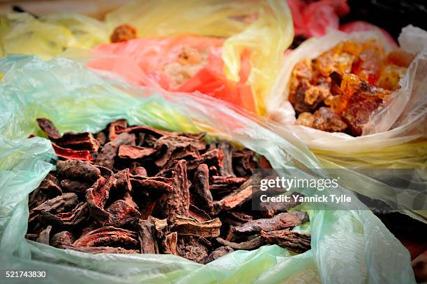 a bag with the bark of boswellia trees - aromaterapia foto e immagini stock