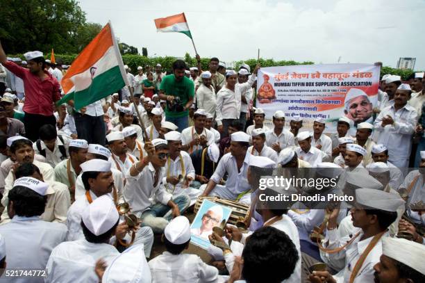 anna hazare supporters for jan lokpal bill anti corruption activist, mumbai, maharashtra, india, asia - tiffin box fotografías e imágenes de stock