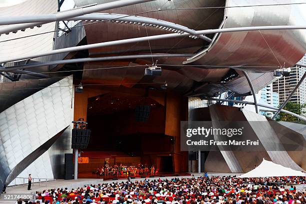 free concert at the jay pritzker pavilion designed by frank o. gehry in millennium park - jay pritzker pavillion stock pictures, royalty-free photos & images