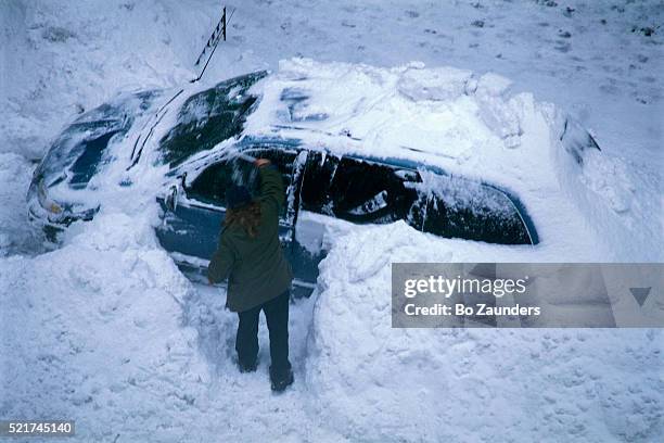 digging minivan out of snowdrift - cumulo di neve foto e immagini stock