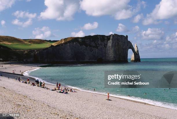 beach and cliffs at etretat - normandía fotografías e imágenes de stock