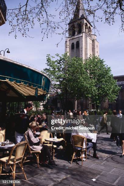 patrons at sidewalk cafe - les deux magots photos et images de collection